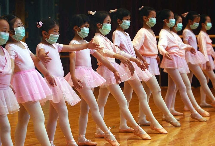 Các diễn viên ballet đeo khẩu trang lúc tập. Bức ảnh lịch sử trên được chụp giữa bối cảnh dịch SARS (Hội chứng hô hấp cấp tính nặng) bùng phát hồi năm 2013. Ảnh The Richest